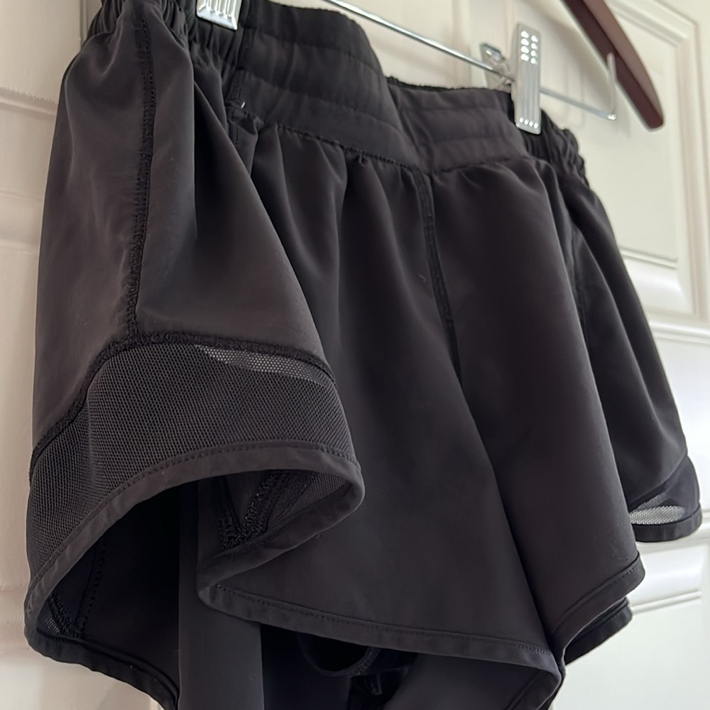 Lululemon Hotty Hot Low Rise Lined Short 2.5”. Size 4 Reg, black - Picture 3 of 8